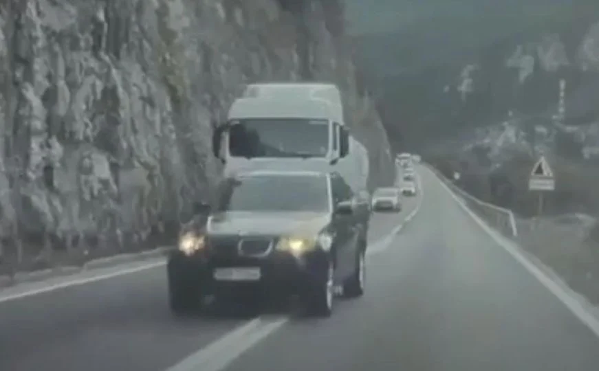 (VIDEO) Opasna vožnja na M17: Vozač BMW-a uletio u makaze