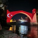 Mostar: Stari most u bojama zastave Turske