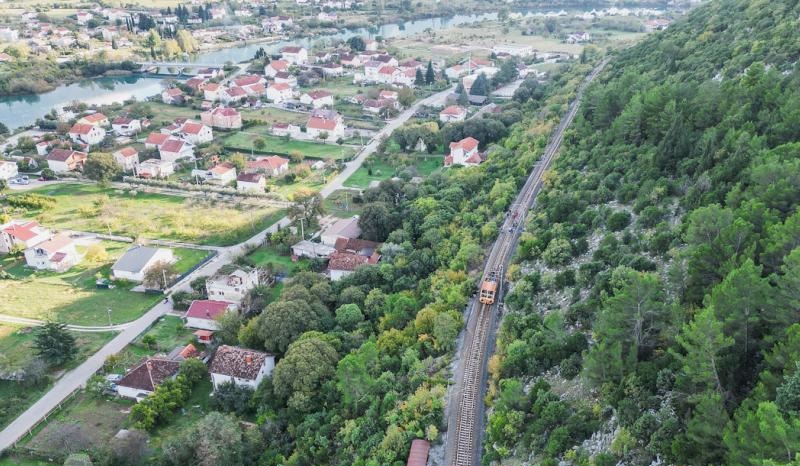 Otežan željeznički saobraćaj sjeverno od Mostara, stijena oštetila prugu