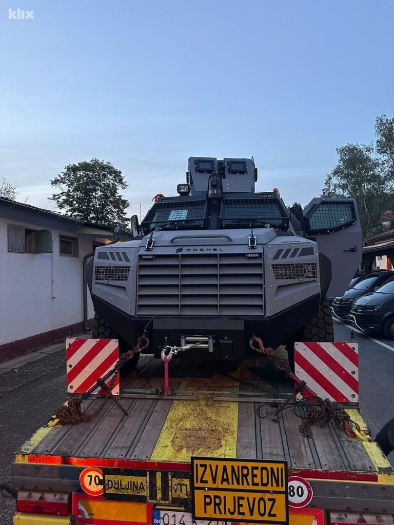 Danas u Tuzli dolaze još 2 policijska transportera