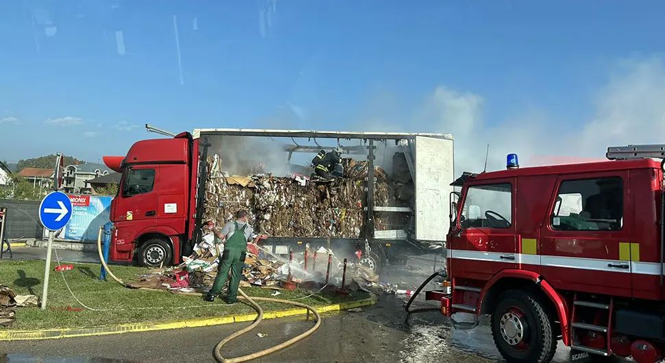 (VIDEO) Zapalio se kamion na putu Tuzla – Lukavac