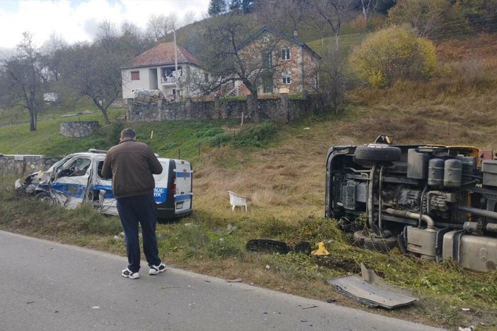 U saobraćajnoj nesreći povrijeđena dva policajca