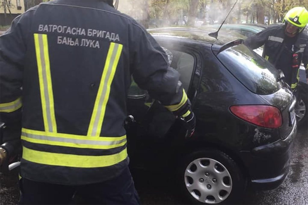 Automobil zapaljen na parkingu