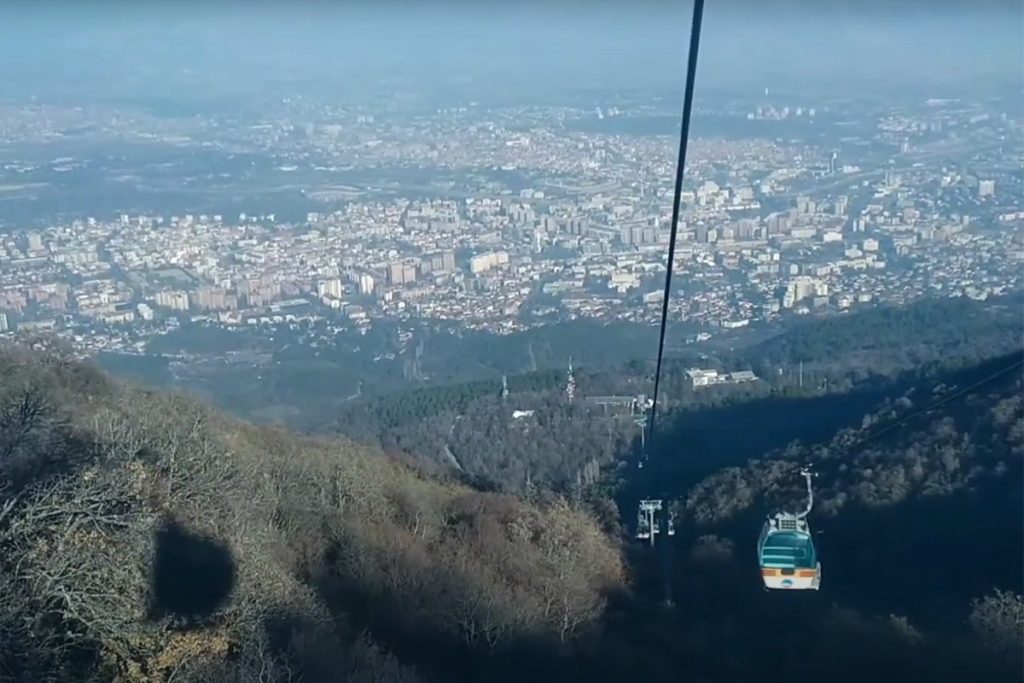 Četvoro ljudi, uključujući i 3-godišnje dijete, zaglavili se na žičari