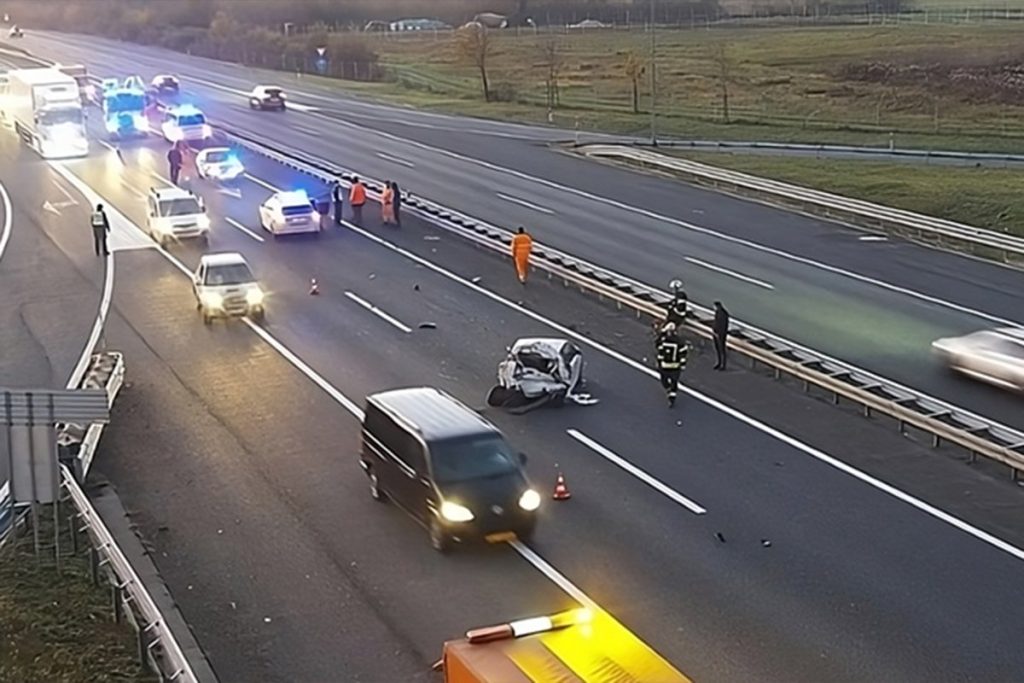 Težak udes na autoputu, automobil smrskan