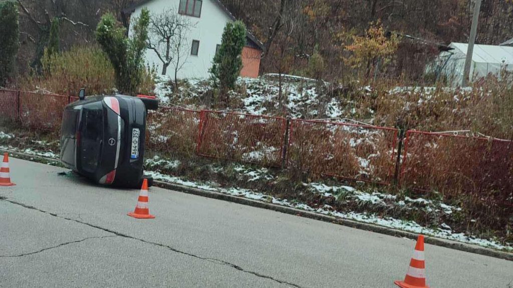 Opel sletio s ceste, pa se prevrnuo: Nesreća kod Zenicec