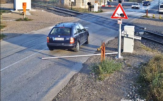 (VIDEO) “Škodom” polomio rampu na pružnom prelazu u Zalužanima