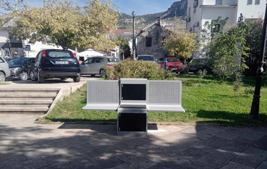 Mostar dobio pametnu klupu: Nudi besplatan wi-fi, mogućnost punjenja telefona i električnih romobila…