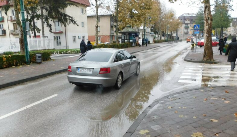 Prilikom svake kiše stvaraju se lokve, pa pješaci bježe da ih vozači ne “okupaju”