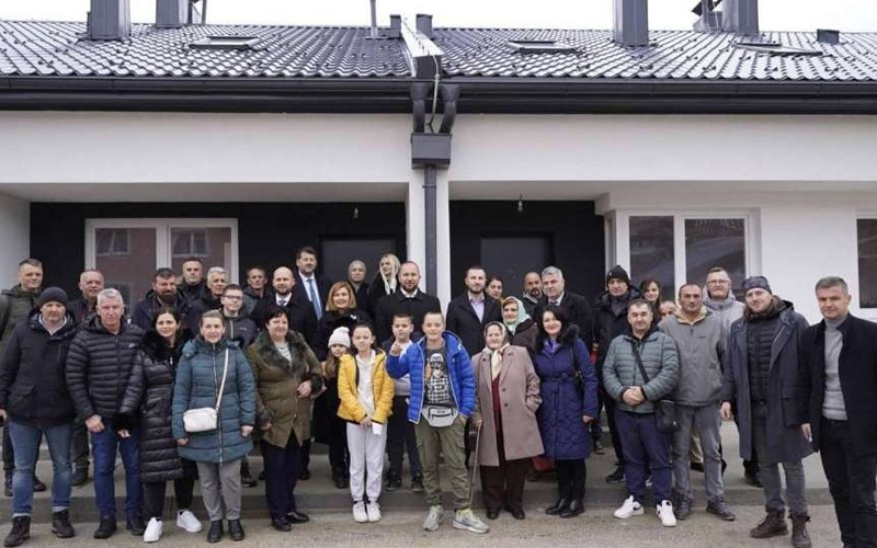 Porodicama iz Buča Potoka koje su ostale bez krova nad glavom uručeni ključevi obnovljenih domova