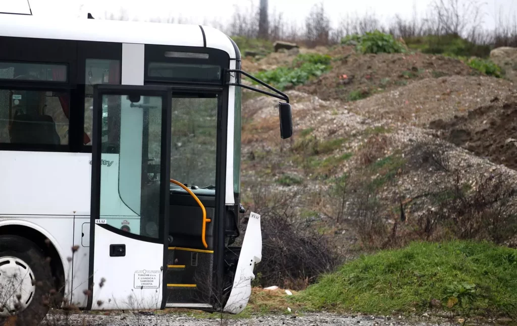 Vozaču autobusa punog putnika stalo srce: Trenutak prije smrti izveo manevar kojim ih je sve spasio