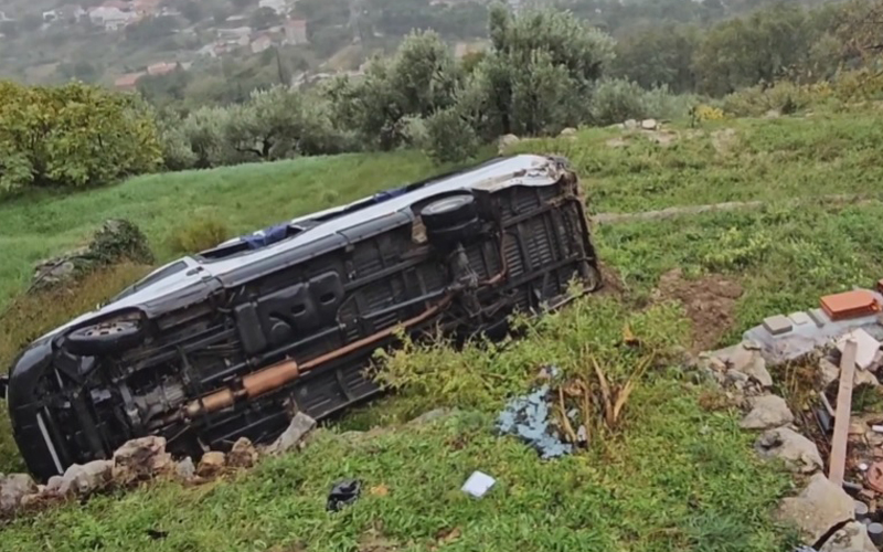 Školski kombi se prevrnuo u dvorište, u trenutku nesreće u njemu bila i djeca