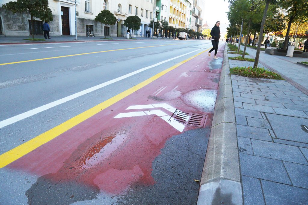 Za samo 4 dana uništena biciklistička staza u Banjaluci: Građani se pitaju, čime su je farbali?