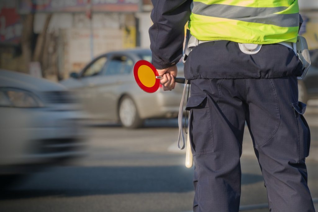 Nasrnuo na policajce nožem tokom intervencije