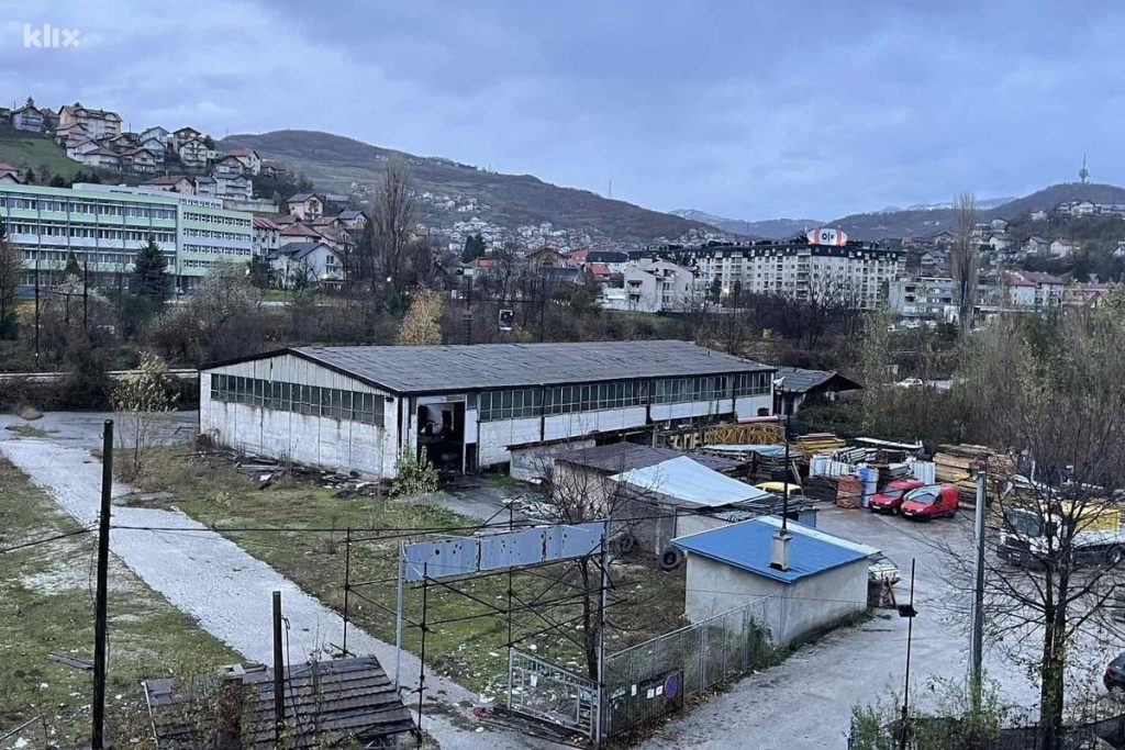 Opet požar u Sarajevu: Izgorio krov napuštenog objekta na Otoci