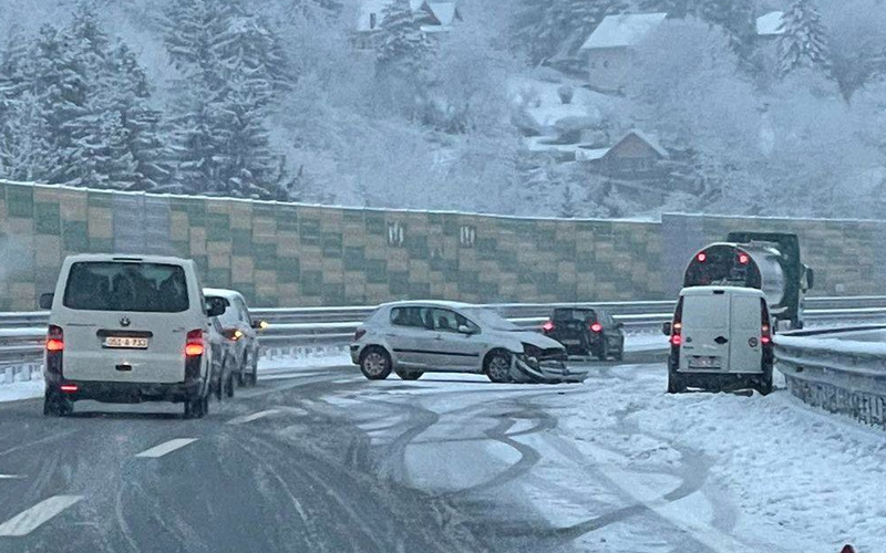 Sudar na autoputu kod Sarajeva, nema povrijeđenih