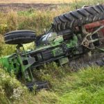 Žena poginula, troje povrijeđenih nakon slijetanja traktora sa puta