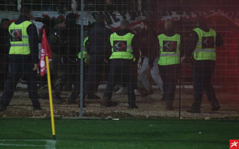 (VIDEO) Navijači Zrinjskog se potukli sa policijom i prekinuli utakmicu protiv Veleža