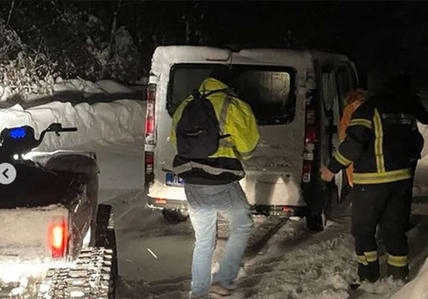 Autobus zapeo usljed obilnog snijega