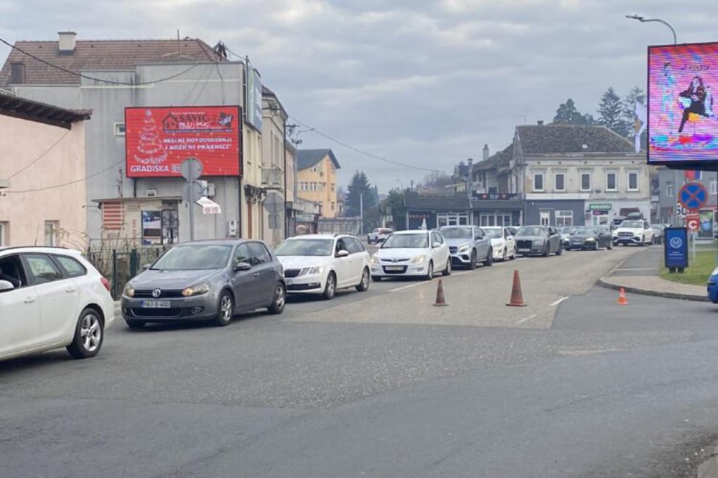 Zbog vikenda i Nove godine velike gužve na graničnim prelazima