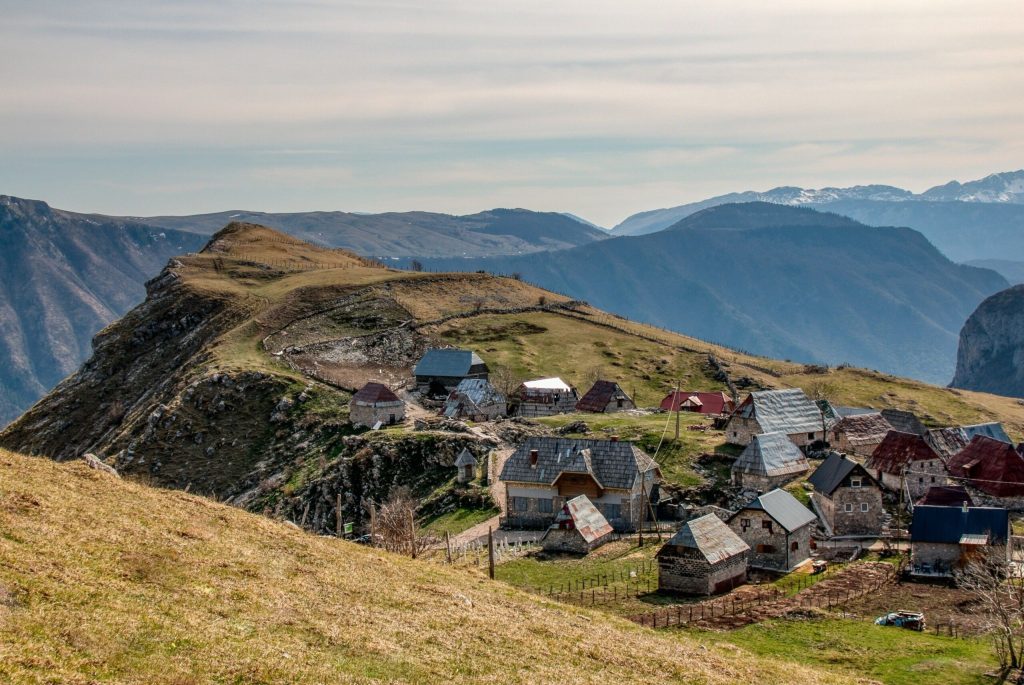 Lukomir smješten visoko u planinama: Proglašen jednim od najljepših sela na Balkanu