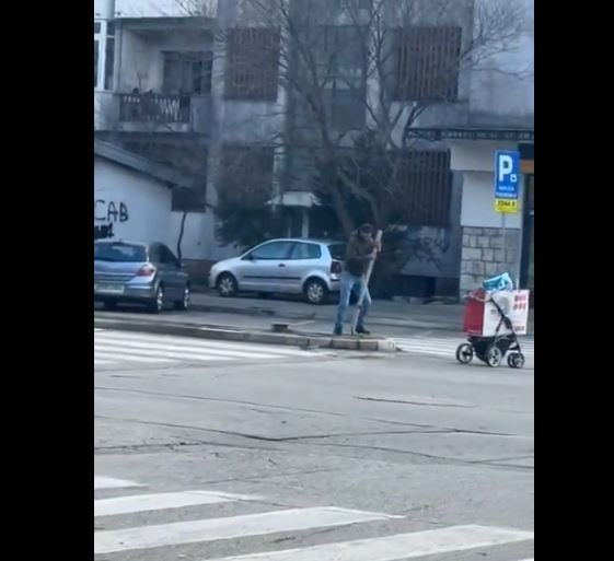 (VIDEO) Muškarac usred bijela dana isčupao i ukrao saobraćajni znak