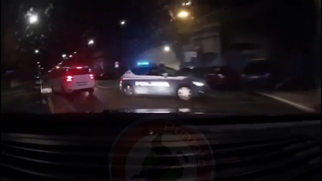 Potjera policije za vozilom sa više stranih državljana završila slijetanjem s puta