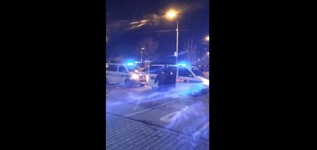 Osumnjičeni za napad na policajca  tokom sprovođenja u tužilaštvo isplazio jezik