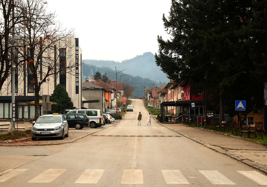 U gradiću Rudo zatvorena jedina mesara, ćevabdžinica i banka, te gradska kafana. Na redu i apoteka