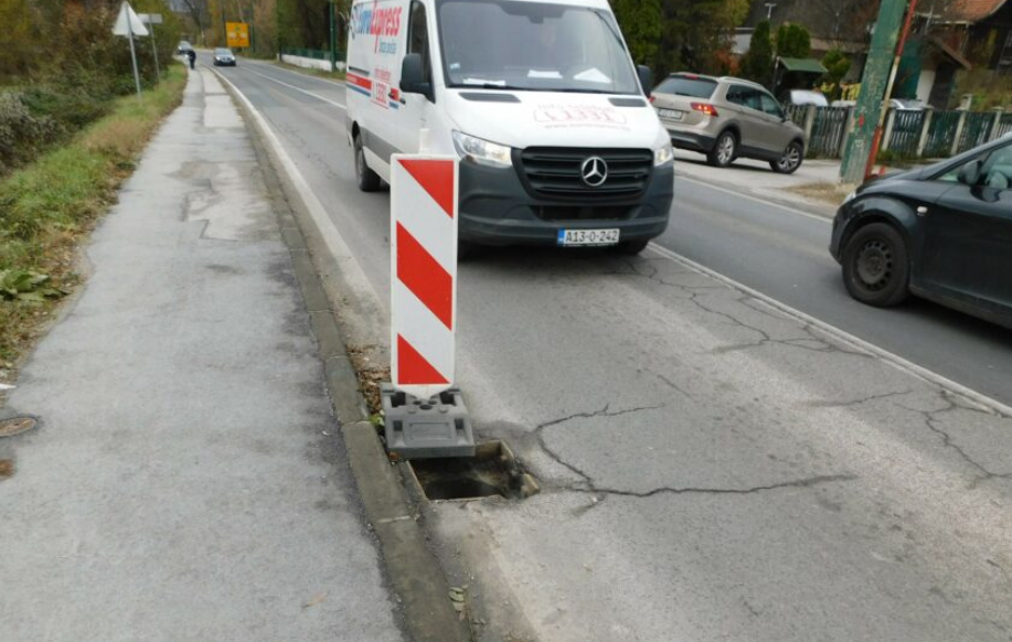 Obilježili opasnost na putu, a zaboravili postaviti rešetku na šaht