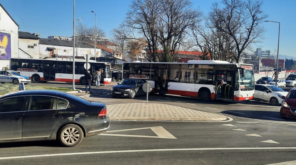 Udes u Banjaluci: Na novoj raskrsnici “zapeo” i gradski autobus