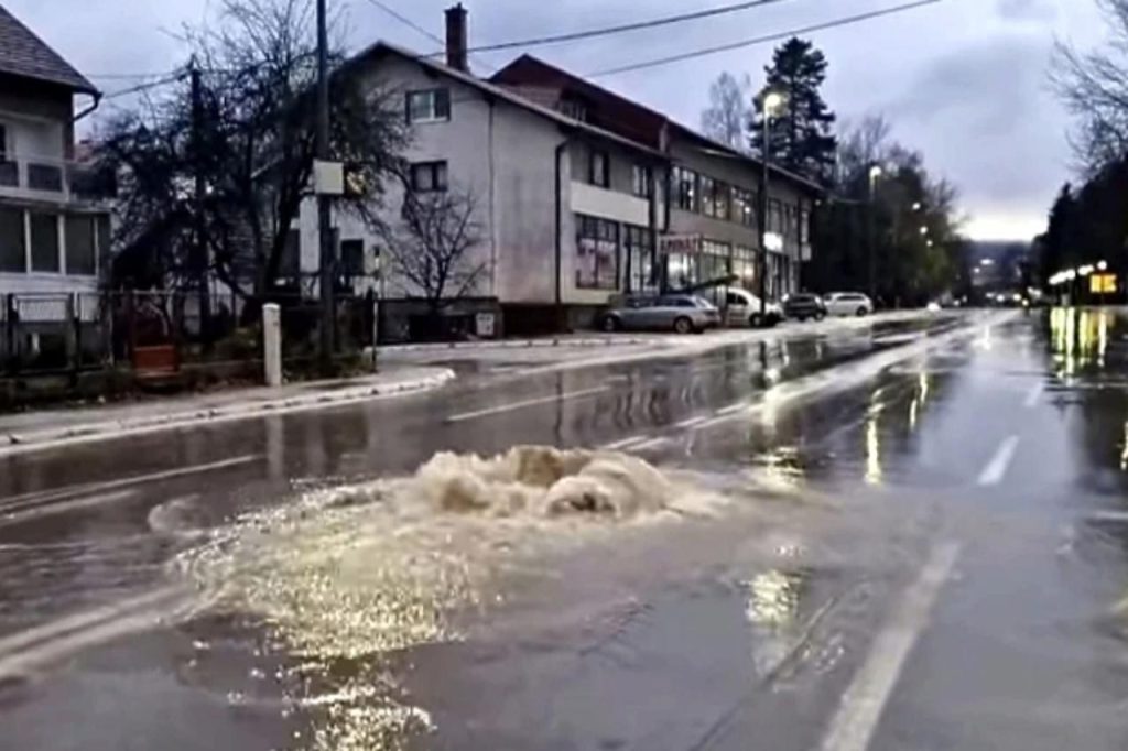 Od jakog pritiska voda izbila šaht i poplavila dio magistralne ceste u Bugojnom