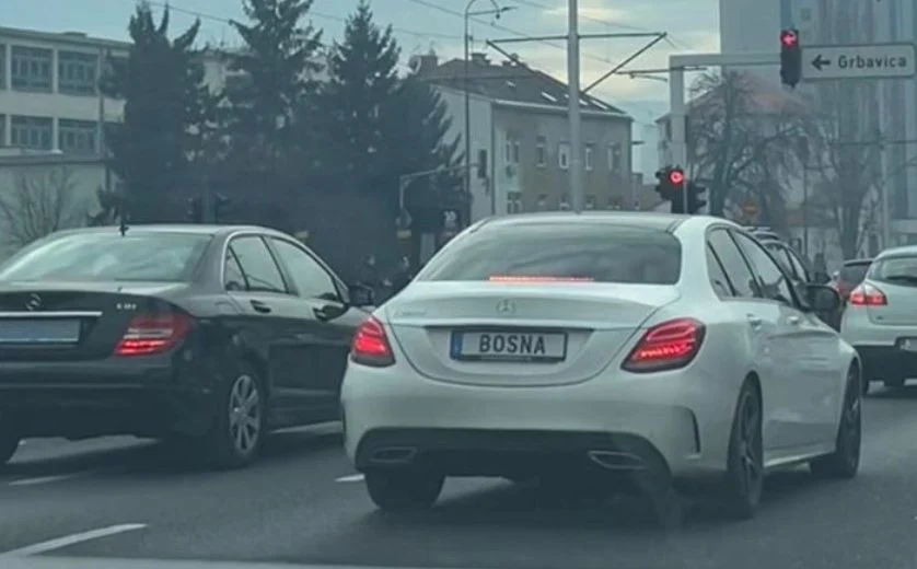 Dijasporac na Mercedesa postavio tablice “Bosna”