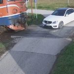 (VIDEO) Vozač Mercedesa na crveno pokušao preći prugu, pogledajte kako ga je udario voz