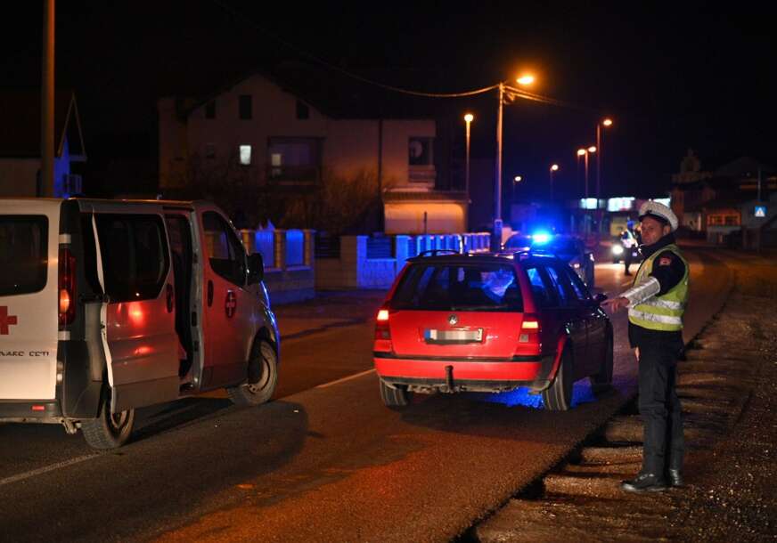 Automobil prešao preko stopala ženi na pješačkom