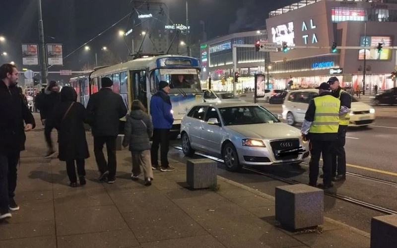 Sarajlija parkirao Audi na šine ispred SCC-a, policija ga kaznila