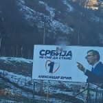 Vučić u Srebrenici postavio bilbord “Srbija ne sme da stane”