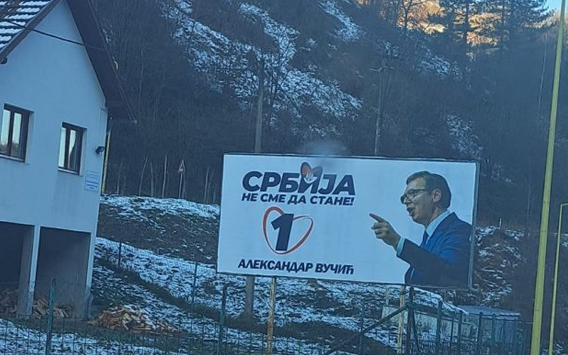 Vučić u Srebrenici postavio bilbord “Srbija ne sme da stane”