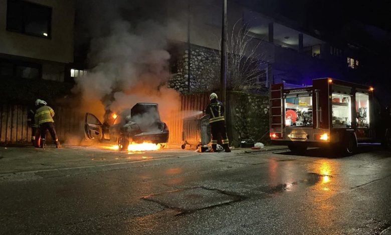 (VIDEO) Neko zapalio automobil u Konjicu i pobjegao: Policija traga za muškarcem