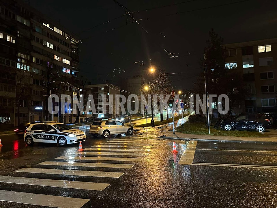 (FOTO) Detalji nesreće u Sarajevu: Teško povrijeđen 24-godišnjak u Toyoti