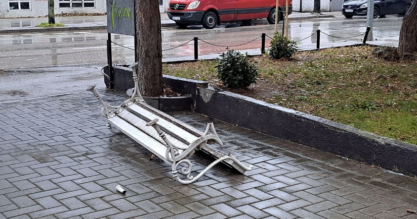 Oštećene klupe, razbijeni izlozi: Vandalizam nakon proslave Nove godine