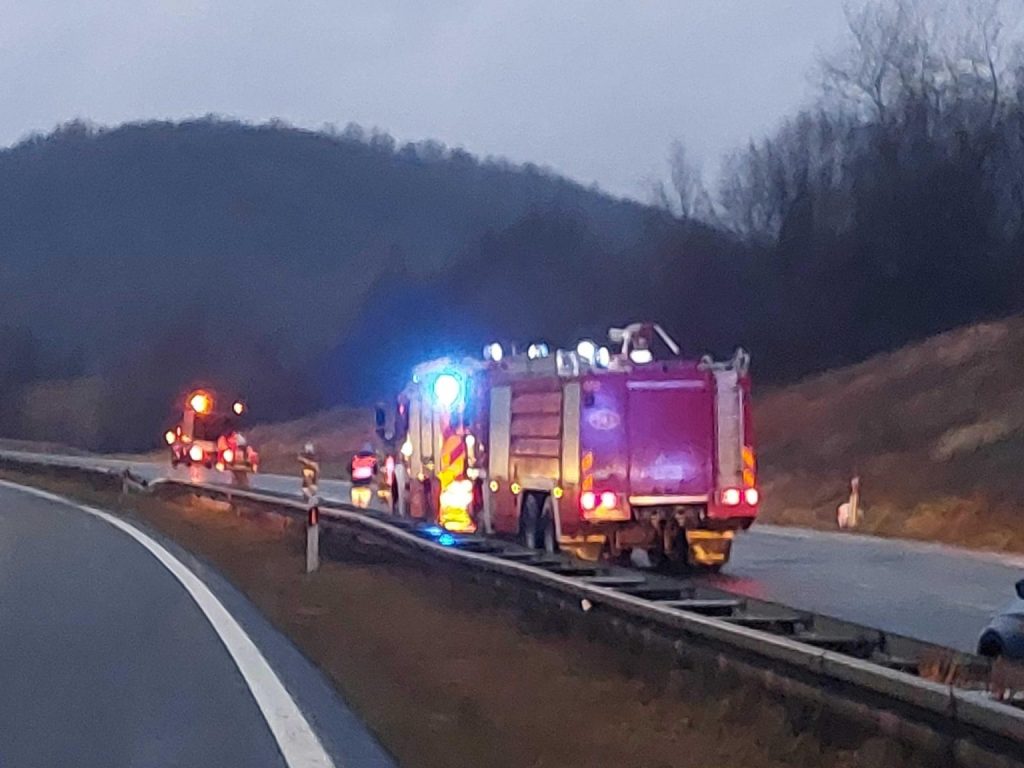 (FOTO) Troje poginulih, 12 povrijeđenih u stravičnoj nesreći u Hrvatskoj