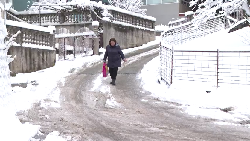 Trotoari u Sarajevu još nisu očišćeni: Pješaci moraju biti oprezni pri svakom koraku