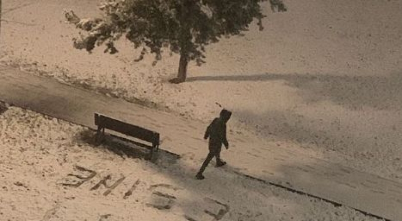 U snijegu ispred bolnice otac napisao poruku i rasplakao mnoge