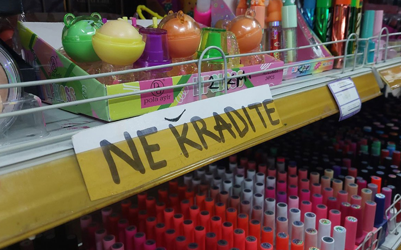 Kinezi Bosancima stavili natpis “Ne kradite”