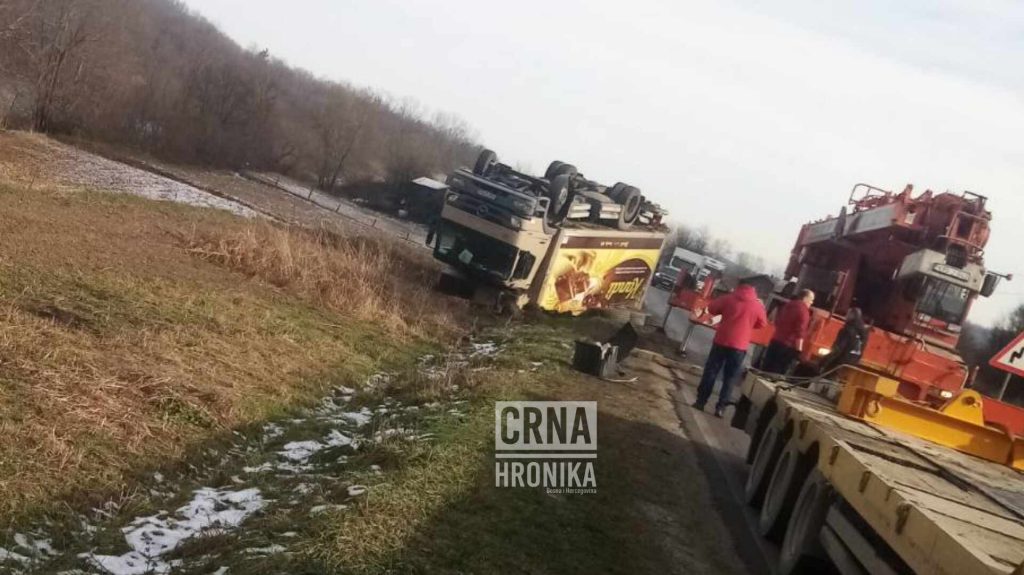 Profesionalni vozač izvrnuo kamion na krov: “Prebrzo uletio u krivinu”