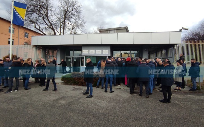 Građani se u znak podrške Dodiku okupljaju ispred Suda BiH