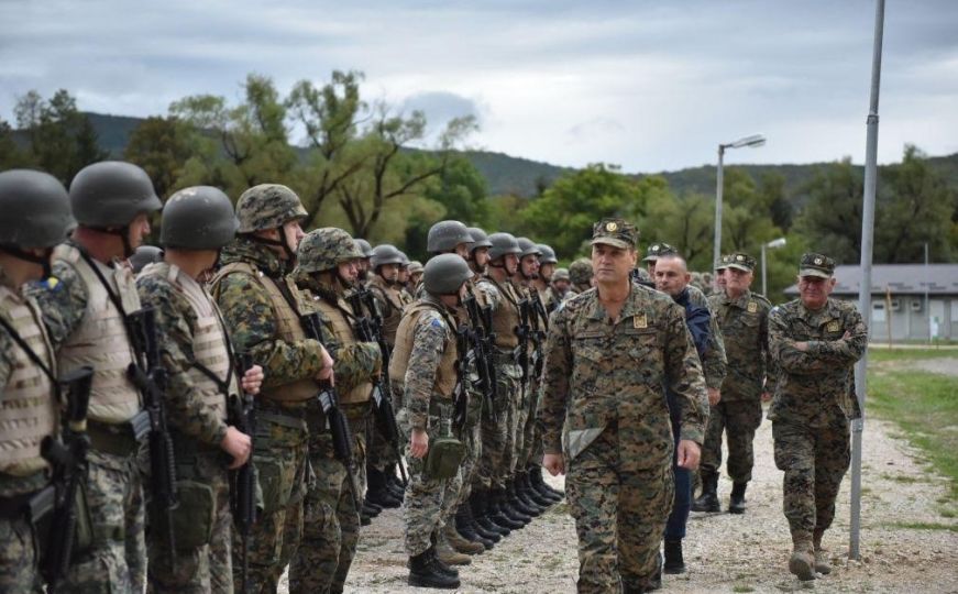 Ugrožavala li mir Bosne i Hercegovine to što se Srbija i Hrvatska užurbano naoružavaju?