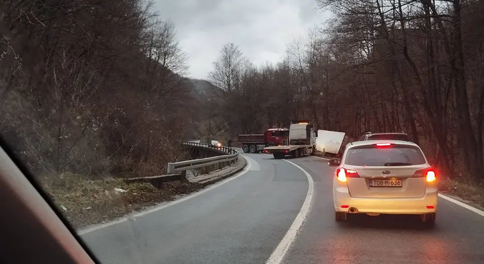 Kamion sletio sa ceste na putu Olovo i Semizovac: Oprez vozači