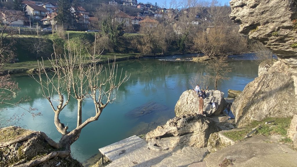 Zimsko osvježenje: Banjalučani uživaju u februarskom bućkanju u Vrbasu